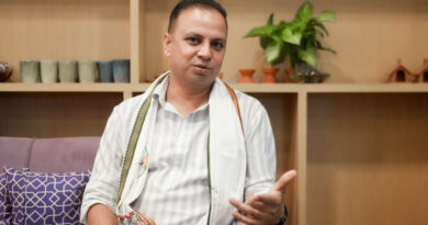 सञ्चारगृह र निजी घरमा गाडी तेर्स्याएर अवरोध गर्नु गलत : मनिष झा सञ्चारगृह र निजी घरमा गाडी तेर्स्याएर अवरोध गर्नु गलत : मनिष झा