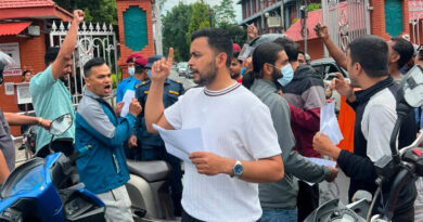 सिंहदरबार गेटमा मोटरसाइकल पार्किङ गरेर विरोध प्रदर्शन सिंहदरबार गेटमा मोटरसाइकल पार्किङ गरेर विरोध प्रदर्शन