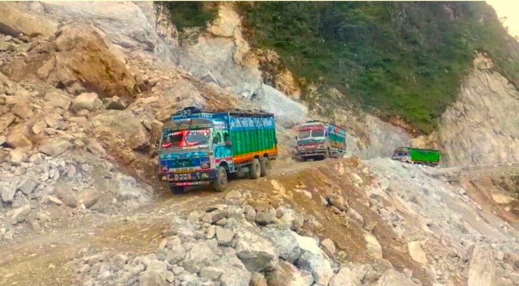 पहिरो हटाएपछि कालीगण्डकी करिडोरमा यातायात सञ्चालन