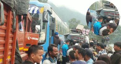 चितवनको धारापानीमा ट्रक, बस र माइक्रोबस ठोक्किँदा ११ जना घाइते चितवनको धारापानीमा ट्रक, बस र माइक्रोबस ठोक्किँदा ११ जना घाइते