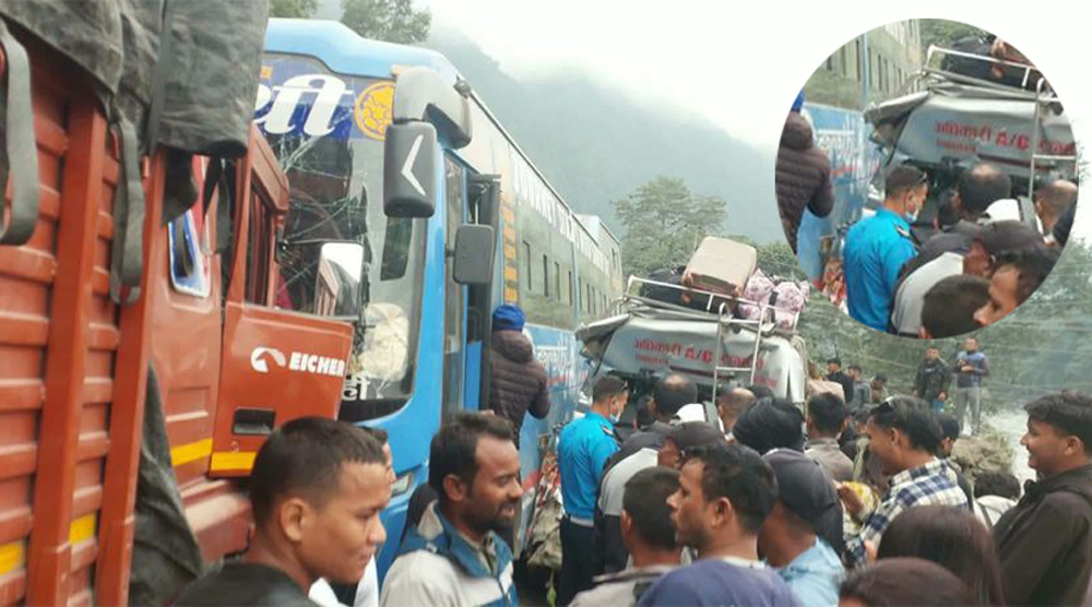 चितवनको धारापानीमा ट्रक, बस र माइक्रोबस ठोक्किँदा ११ जना घाइते